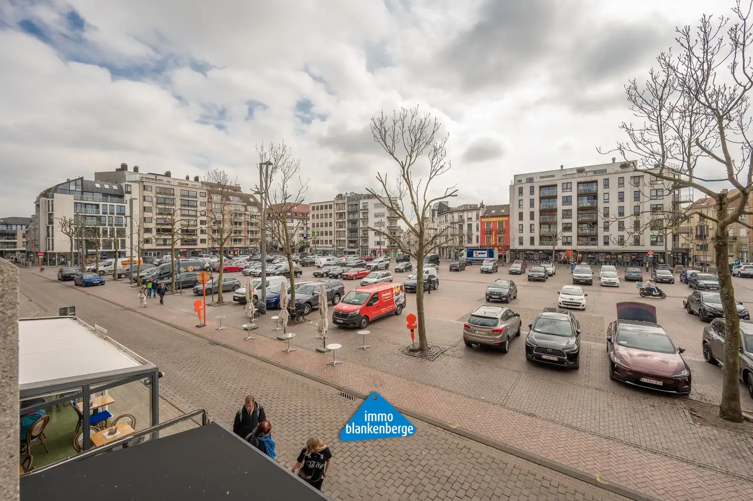 Ruim en lichtrijk appartement met open zicht op de Grote Markt van Blankenberge foto {{pictureIndex}}