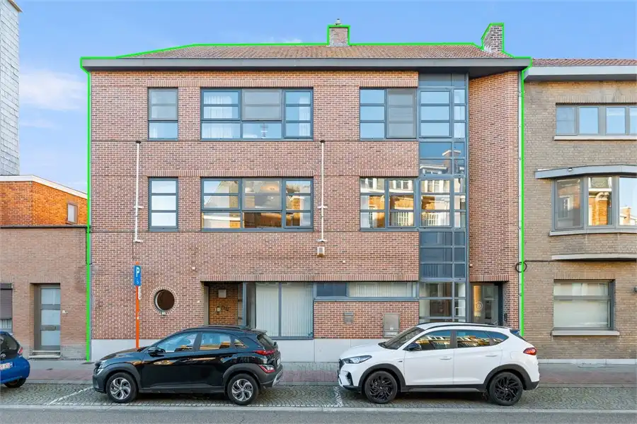 Hoofdfoto van de publicatie: OPBRENGSTEIGENDOM MET HANDELSRUIMTE EN DUPLEX-APPARTEMENT IN SINT-TRUIDEN
