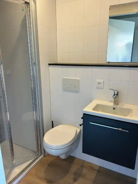 Moderne lichtrijke studentenkamer in een nieuwbouwproject op een top locatie in centrum Kortrijk met zicht op plein. foto 8