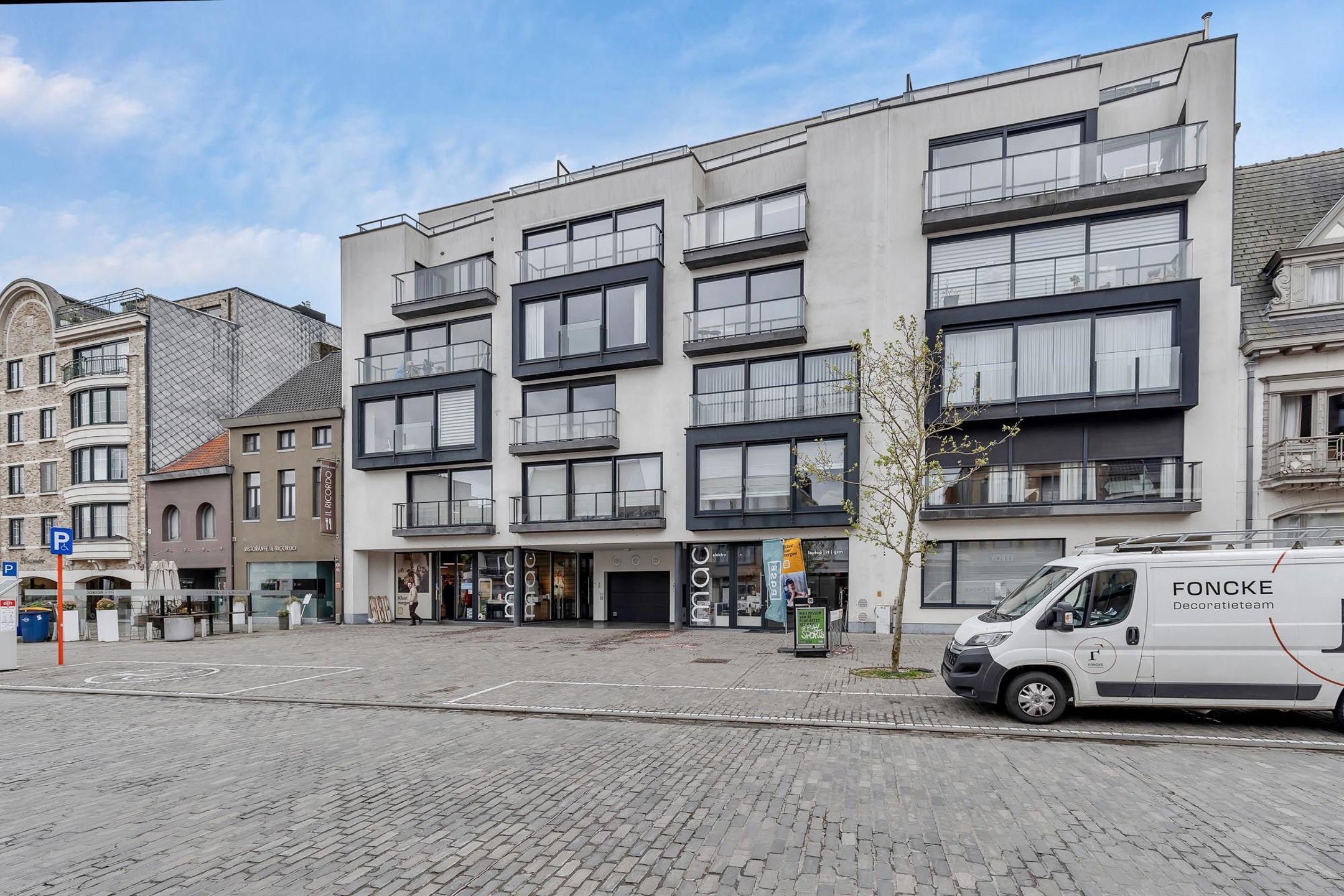 Zeer modern appartement met autolift en mooi verzicht op de markt in Deinze foto {{pictureIndex}}
