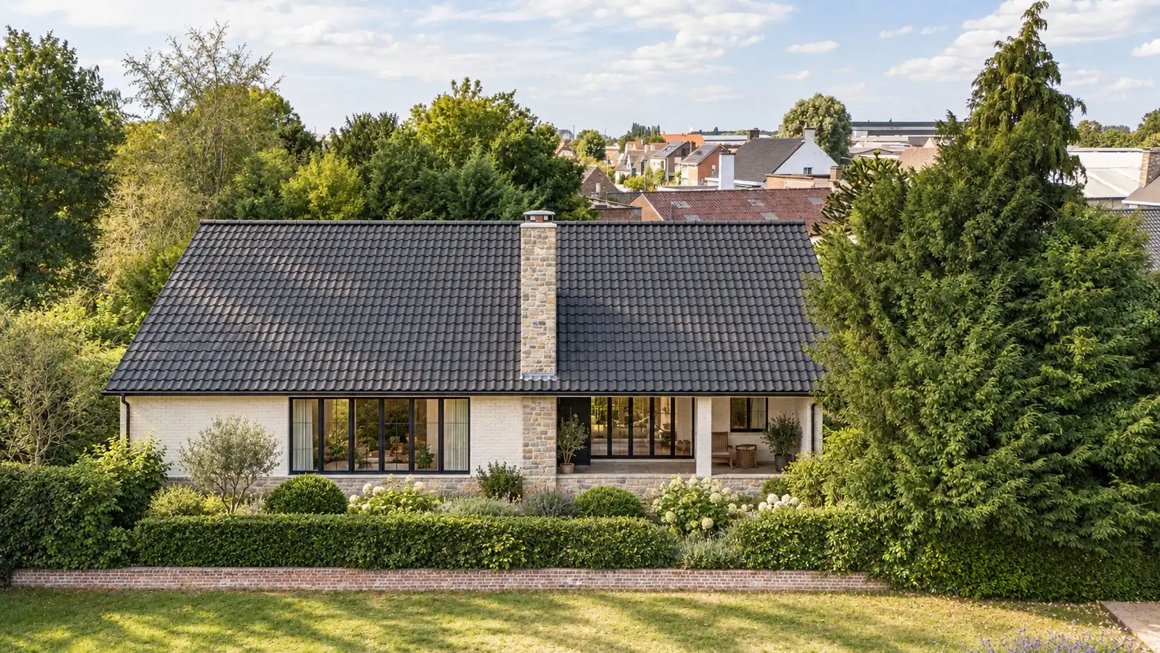 Hoofdfoto van de publicatie: Charmante, op te knappen, statige villa met 3 slaapkamers en garage op een ruim perceel gelegen in het groen TE KOOP in Wielsbeke.