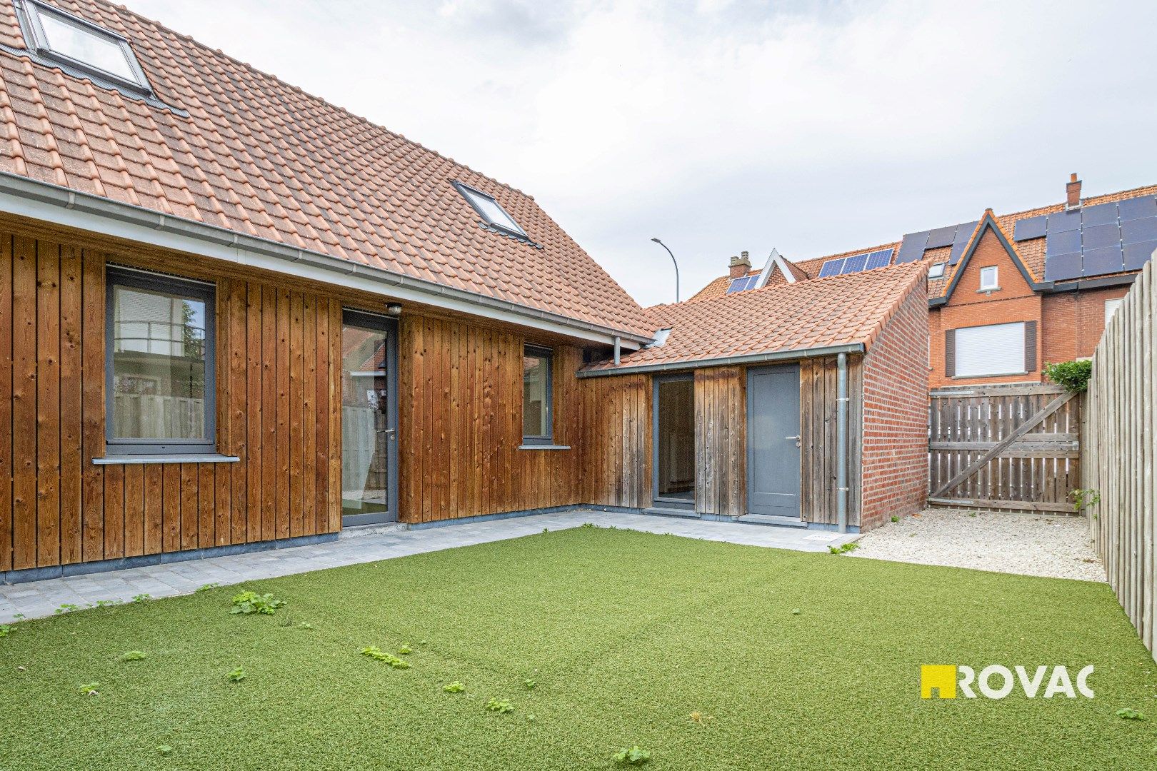 Gerenoveerde hoekwoning met 2 slaapkamers, tuin en uitweg.  foto 24
