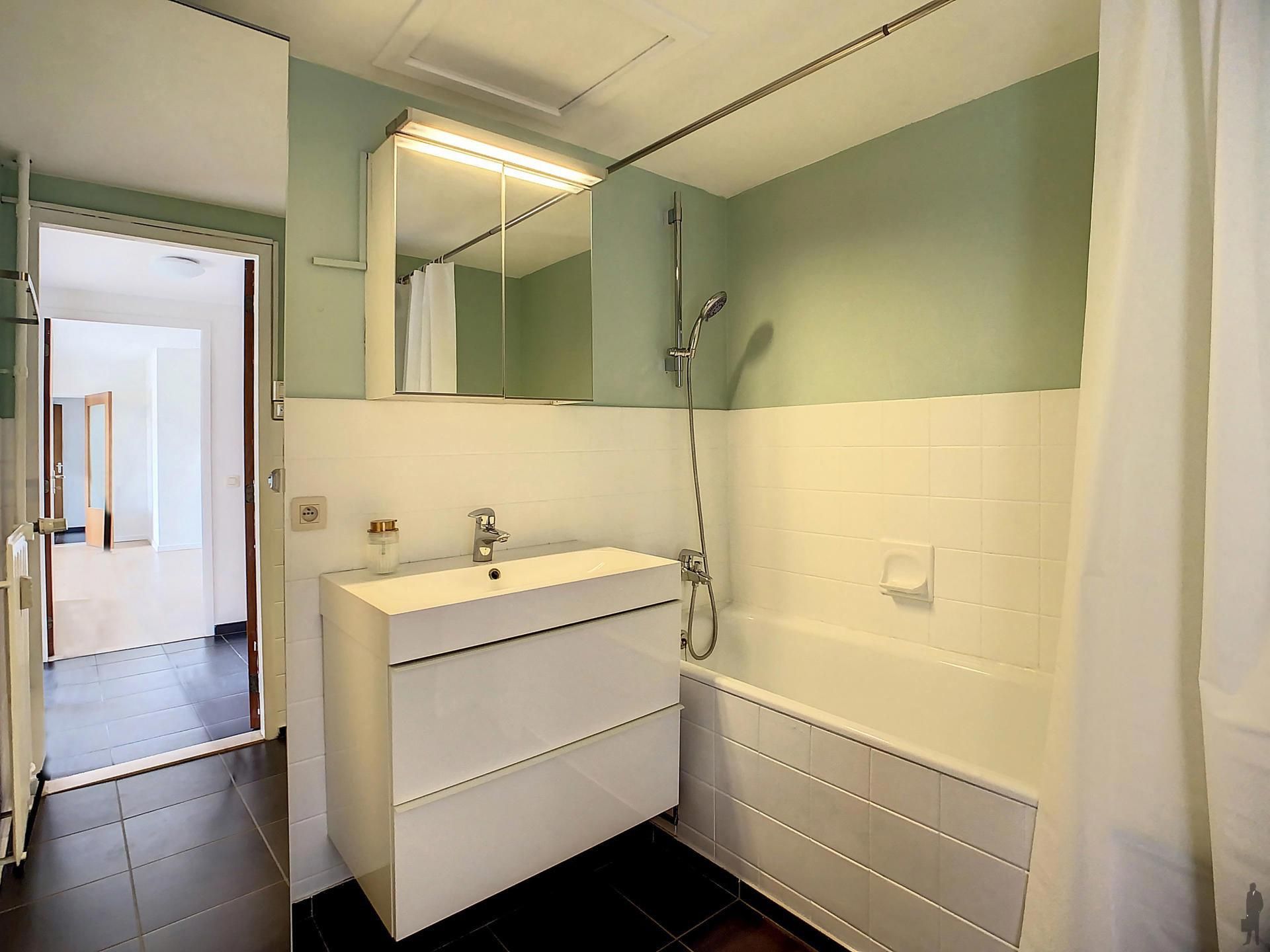 Gezellig appartement met 2 slaapkamers en mooi terras te Berchem! foto 13