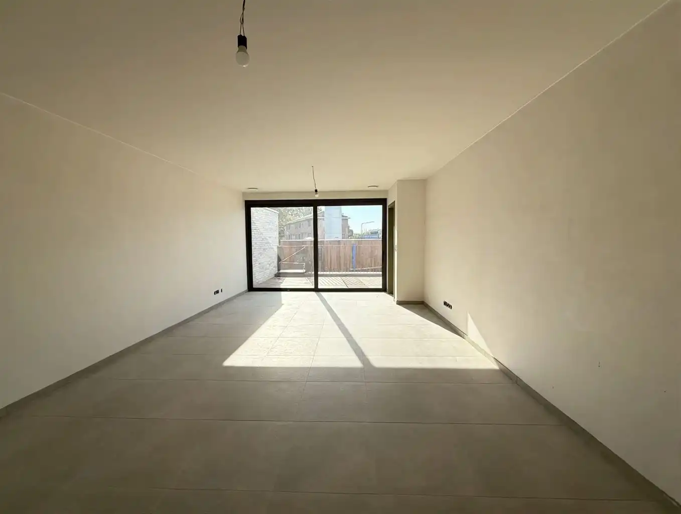 Gelijkvloers, energiezuinig BEN-appartement met 1 slaapkamer, ruim zuidgericht terras, private tuin en ondergrondse autostaanplaats in hartje Maaseik. foto 3