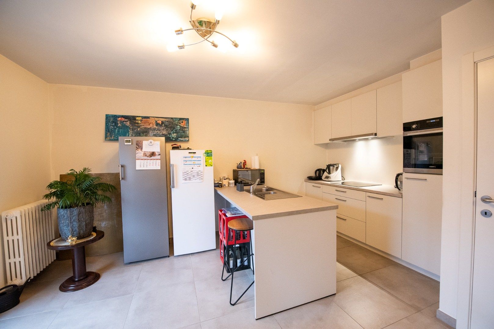 Instapklaar lichtrijk appartement met 2 slaapkamer, garagebox en zéér ruim terras! foto 4