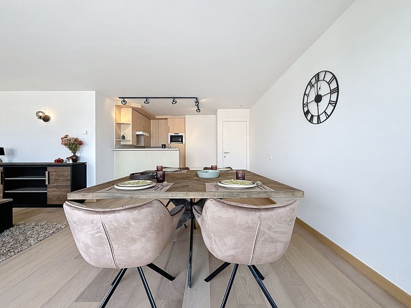 Ruim twee-slaapkamerappartement met uitzicht op zee en de Sint-Bernarduskerk foto 6