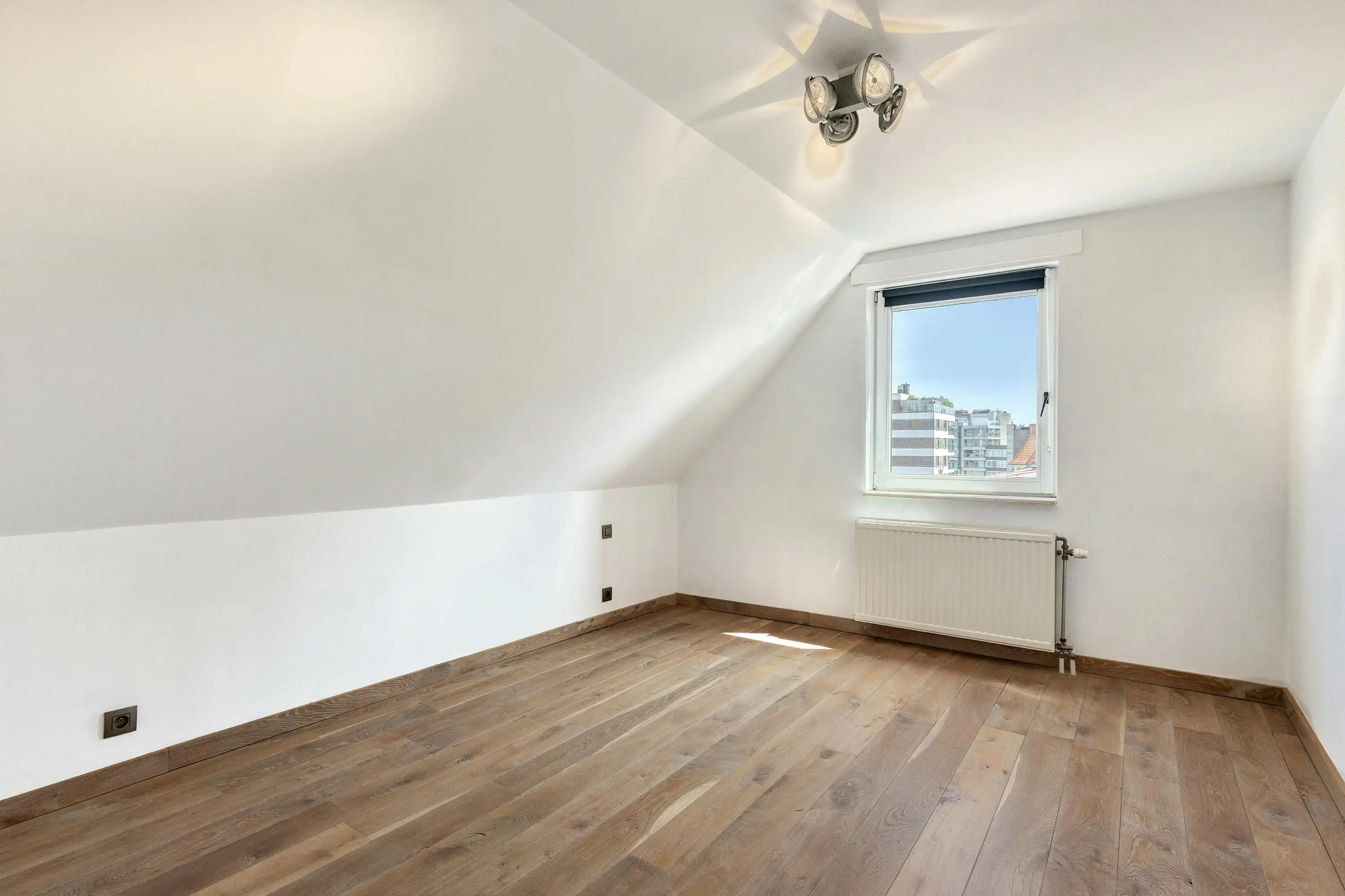 Instapklaar appartement met zonnig terras te koop in Heist foto 12
