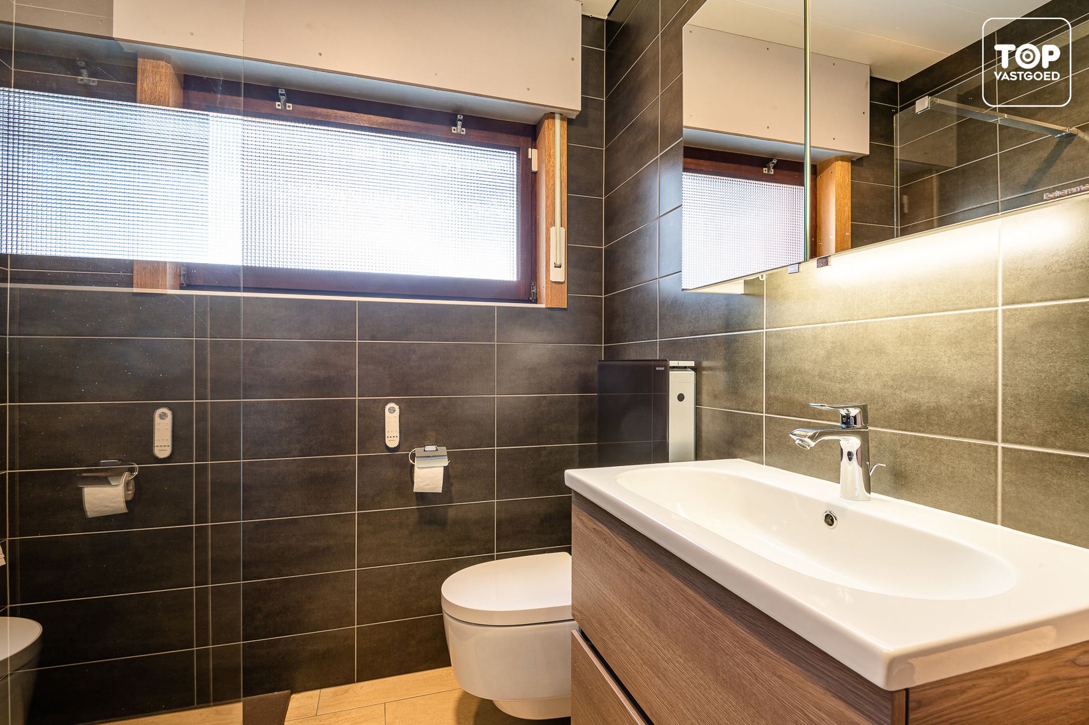 Woning met mooie tuin en ingang via de achtergelegen garage.  foto 9