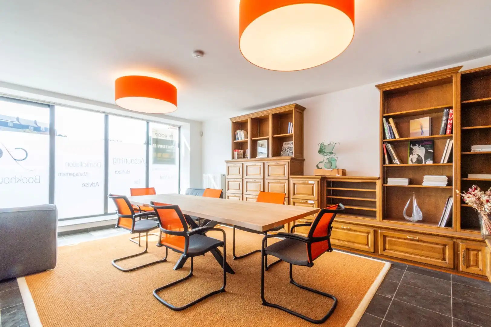 Een ruime, instapklare gelijkvloerse praktijk-, kantoor- en/of commerciële (+-154m²) foto 2