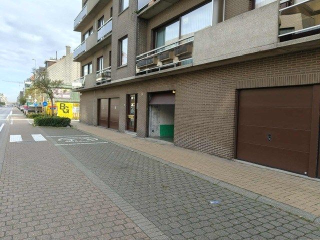 Zeer makkelijk in te rijden garage op het gelijkvloers foto {{pictureIndex}}