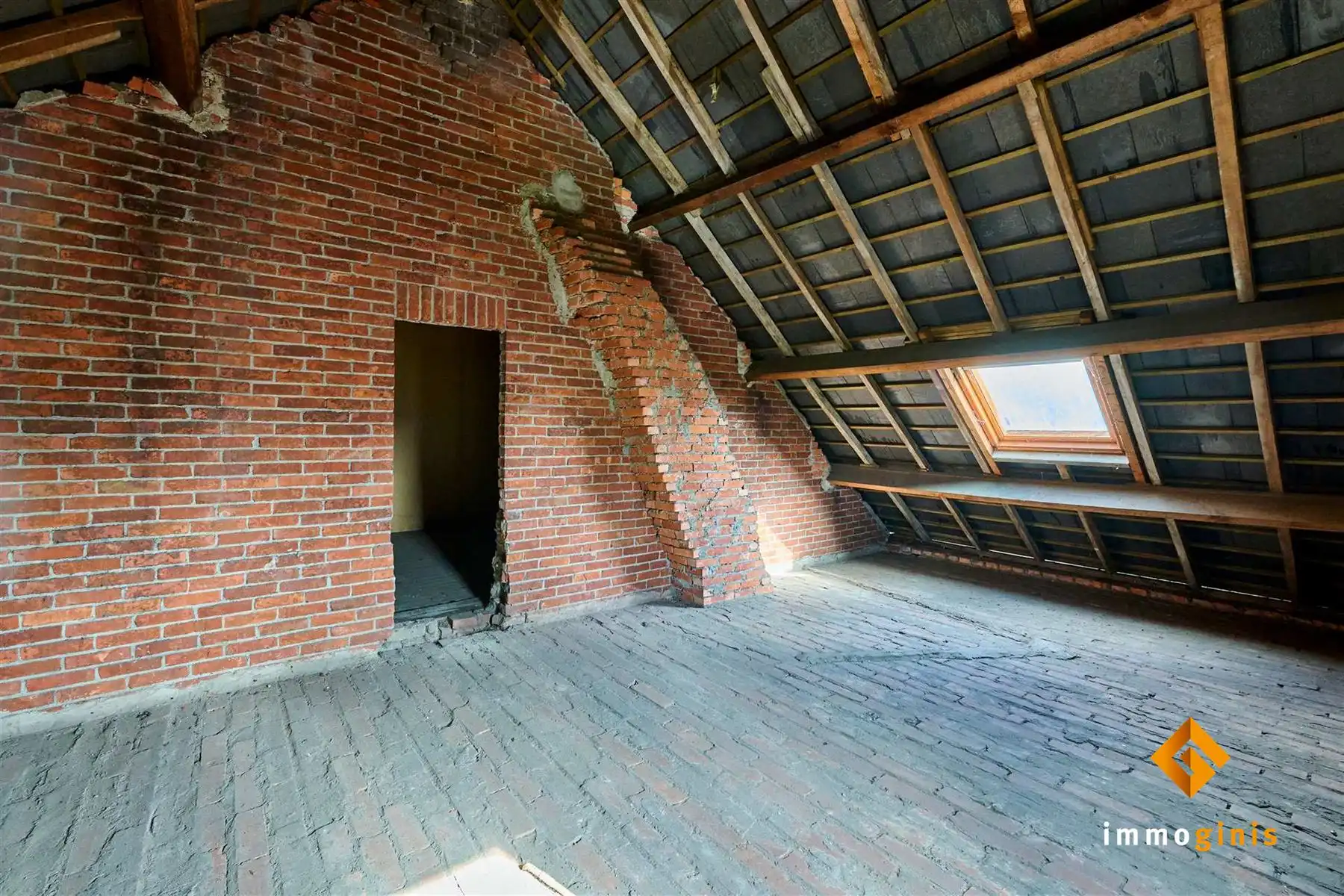 Verrassend ruime, te renoveren woning met 3 slaapkamers en uitbreidingsmogelijkheden op zolder! foto 17