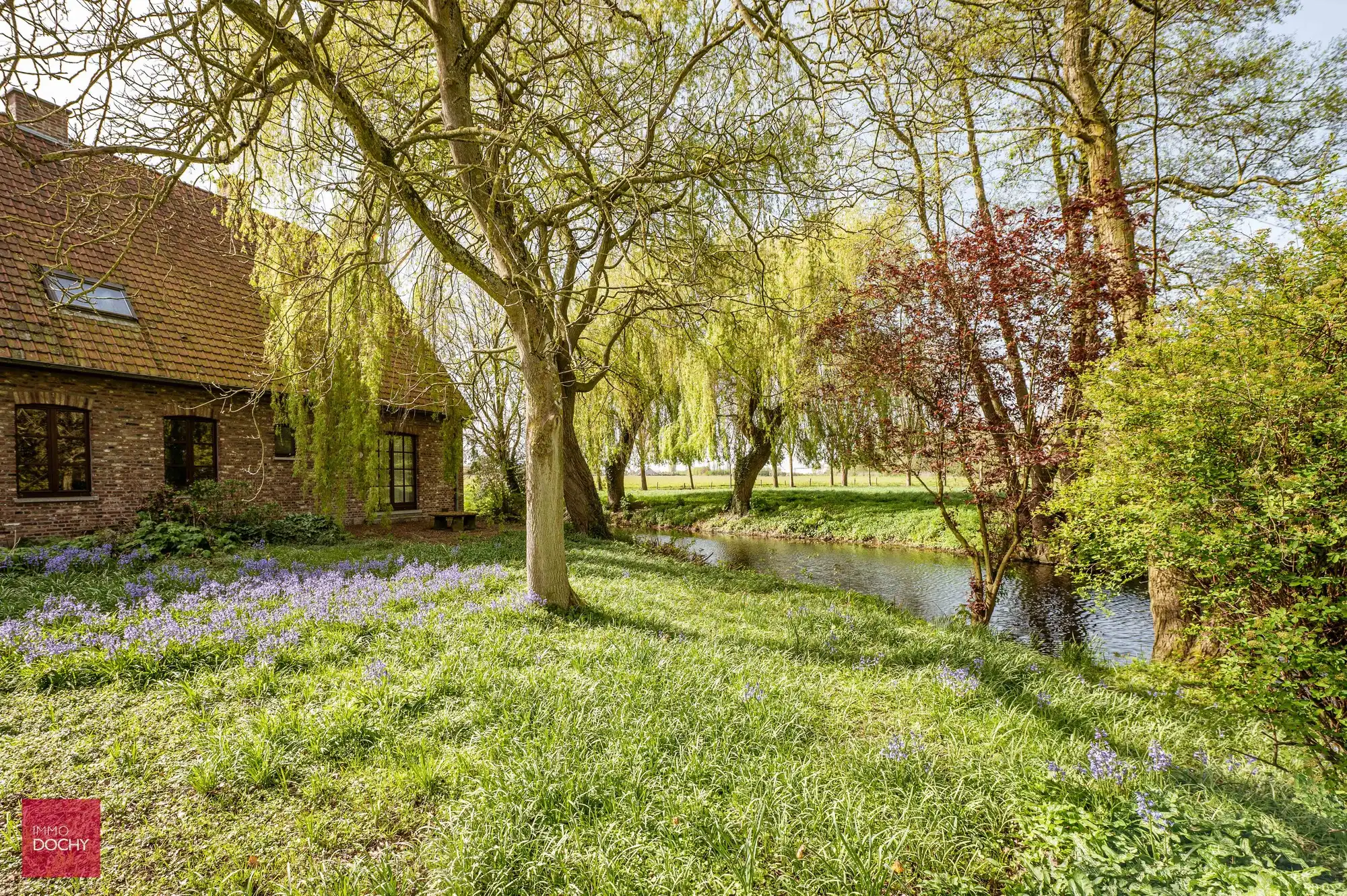 Historische omwalde hoeve met verschillende bijgebouwen foto 9