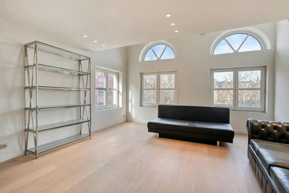 Ruim appartement met 1 slaapkamer te koop in Brugge foto 2