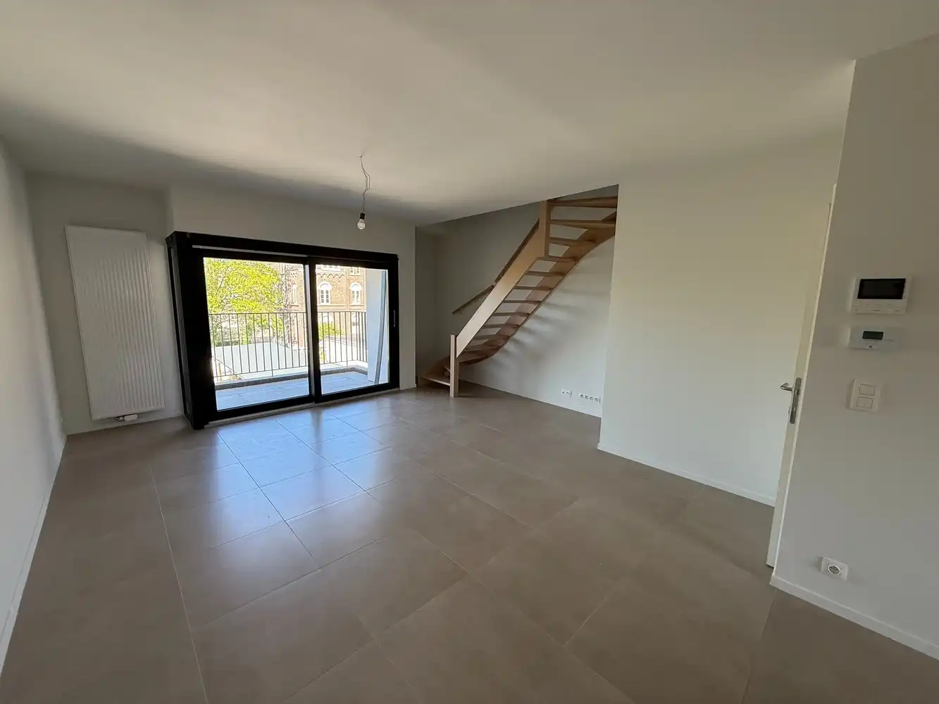 Ruim duplex nieuwbouwappartement met 2 slaapkamers én parkeerplaats! foto 2