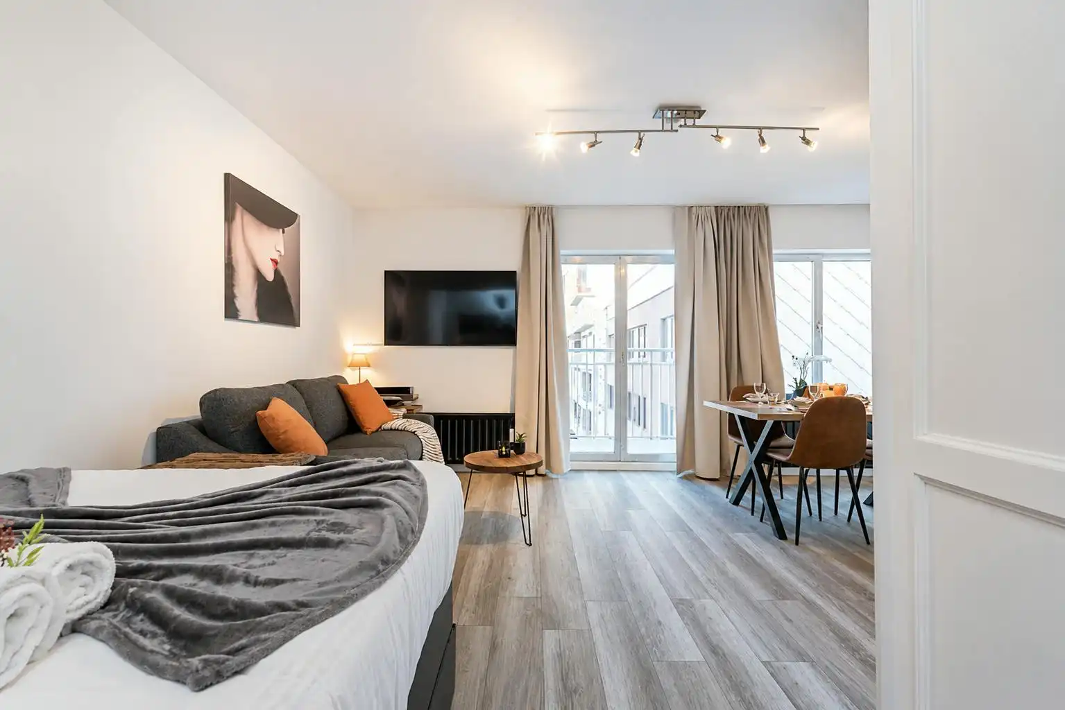 Ruime gerenoveerde studio met terras vlakbij de Zeedijk foto 4