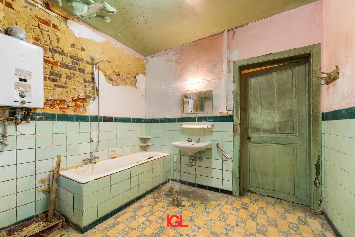 Te renoveren woning met grote tuin foto 11