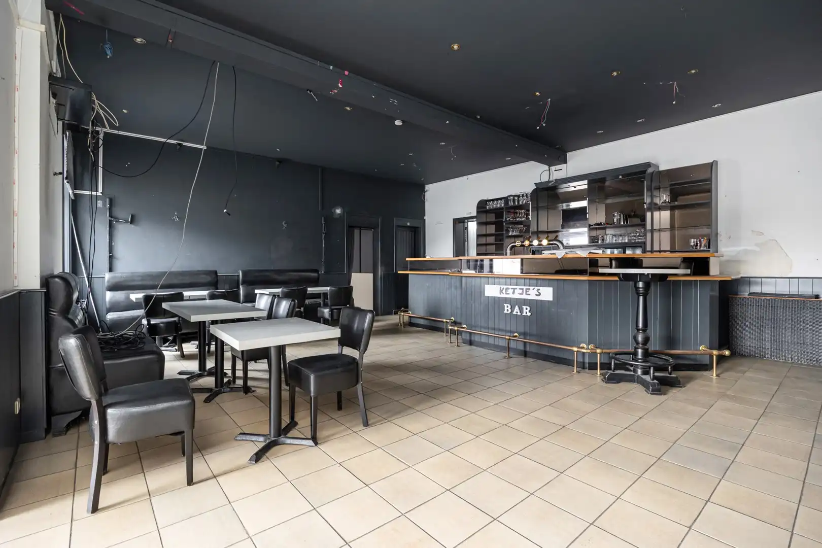 Handelsruimte met bovenliggend appartement foto 4