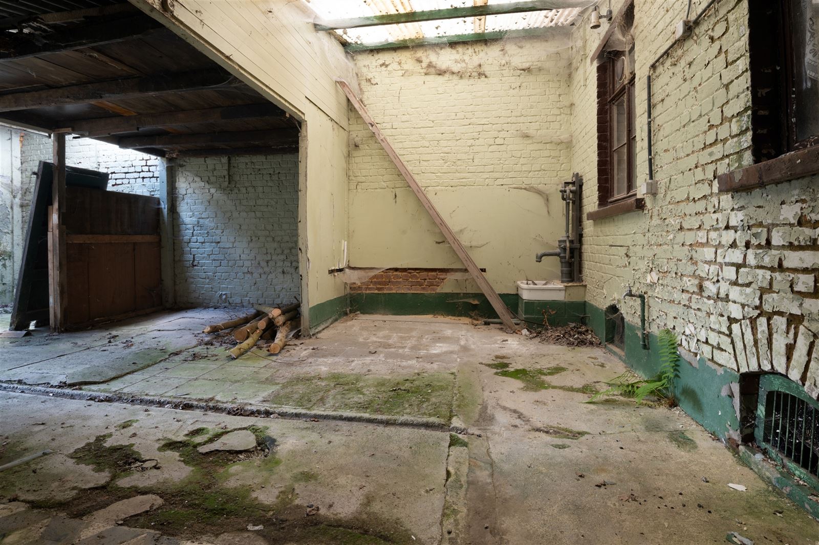 Te renoveren woning met diepe en prachtig gelegen achtertuin foto 10