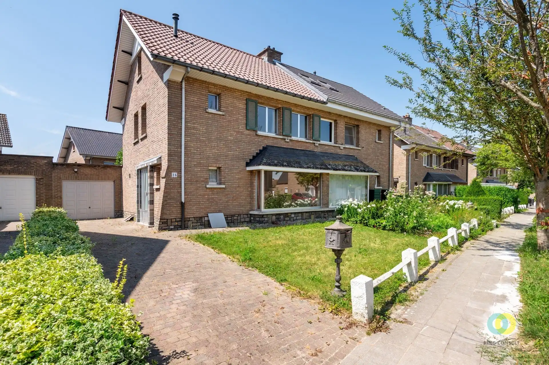 Verzorgde halfopen bebouwing met garage foto {{pictureIndex}}