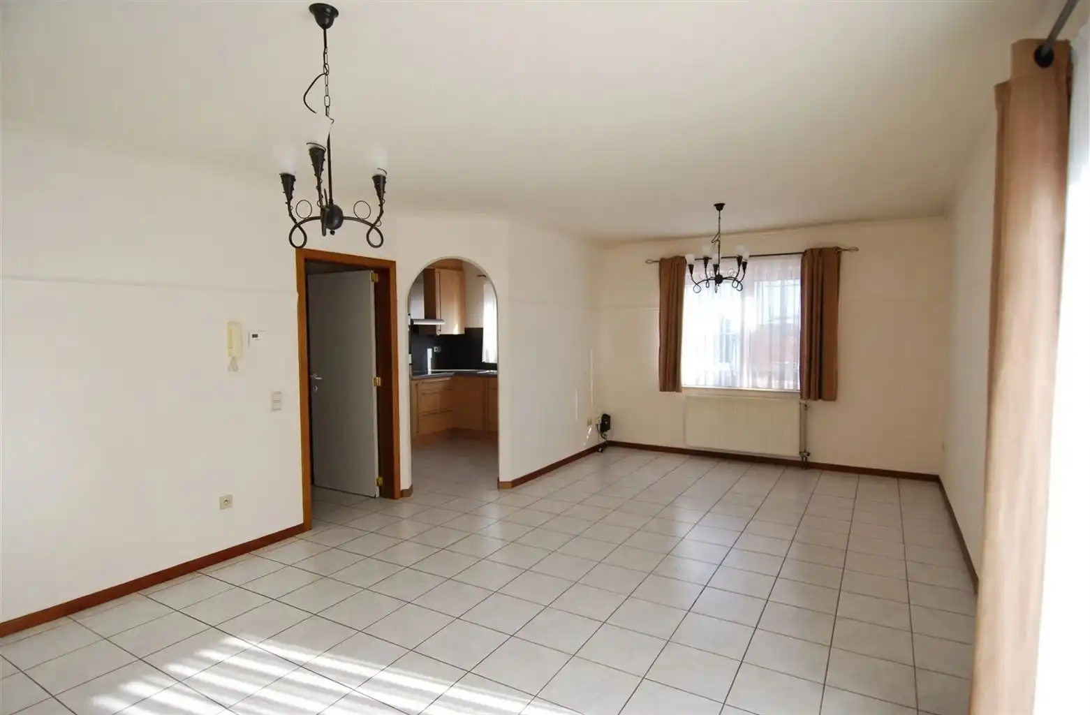 Gelijkvloers appartement met 2 slaapkamers en garagebox. foto 2