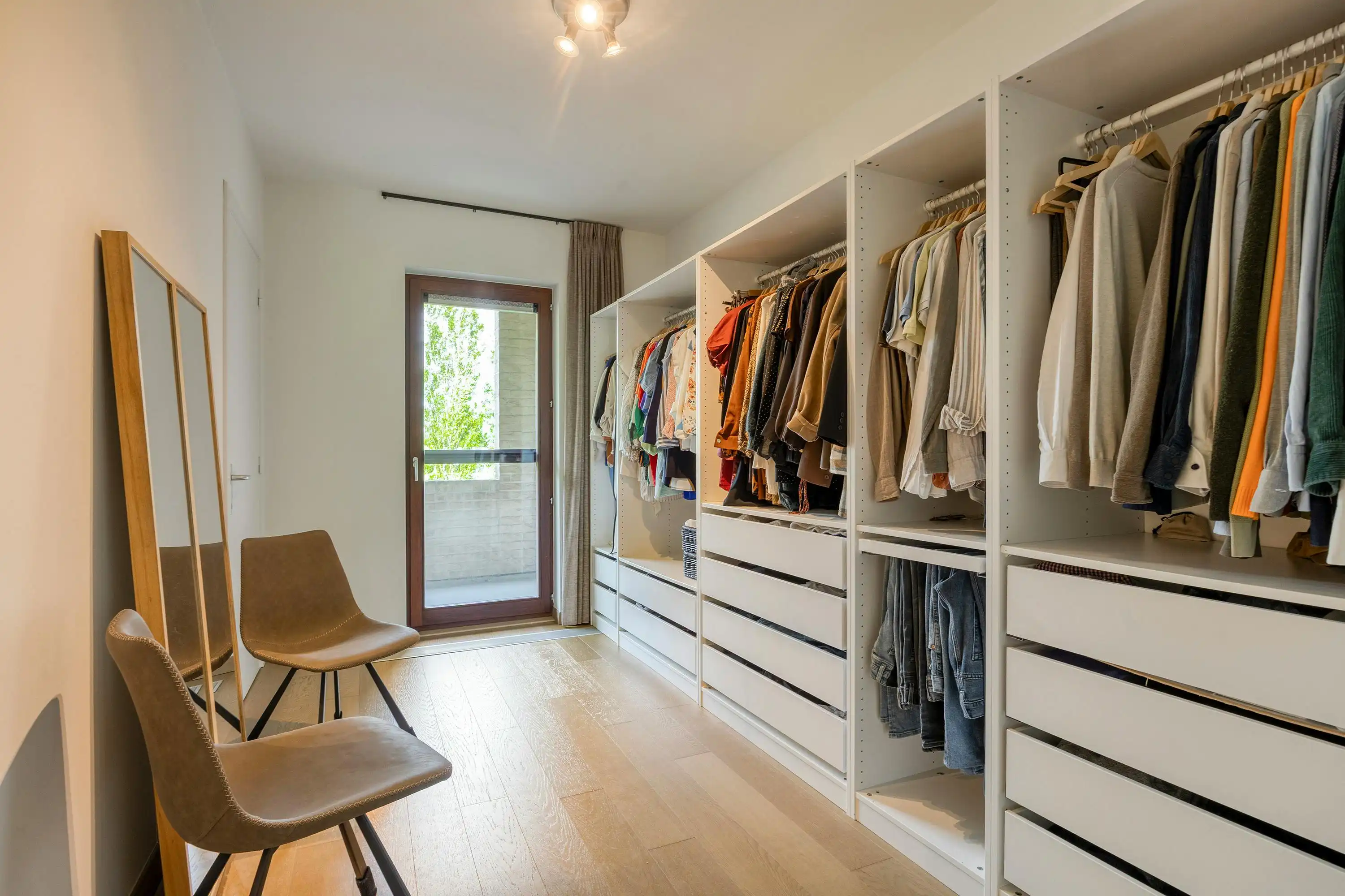 Ruim drie slaapkamer appartement te Hasselt met autostaanplaats foto 17