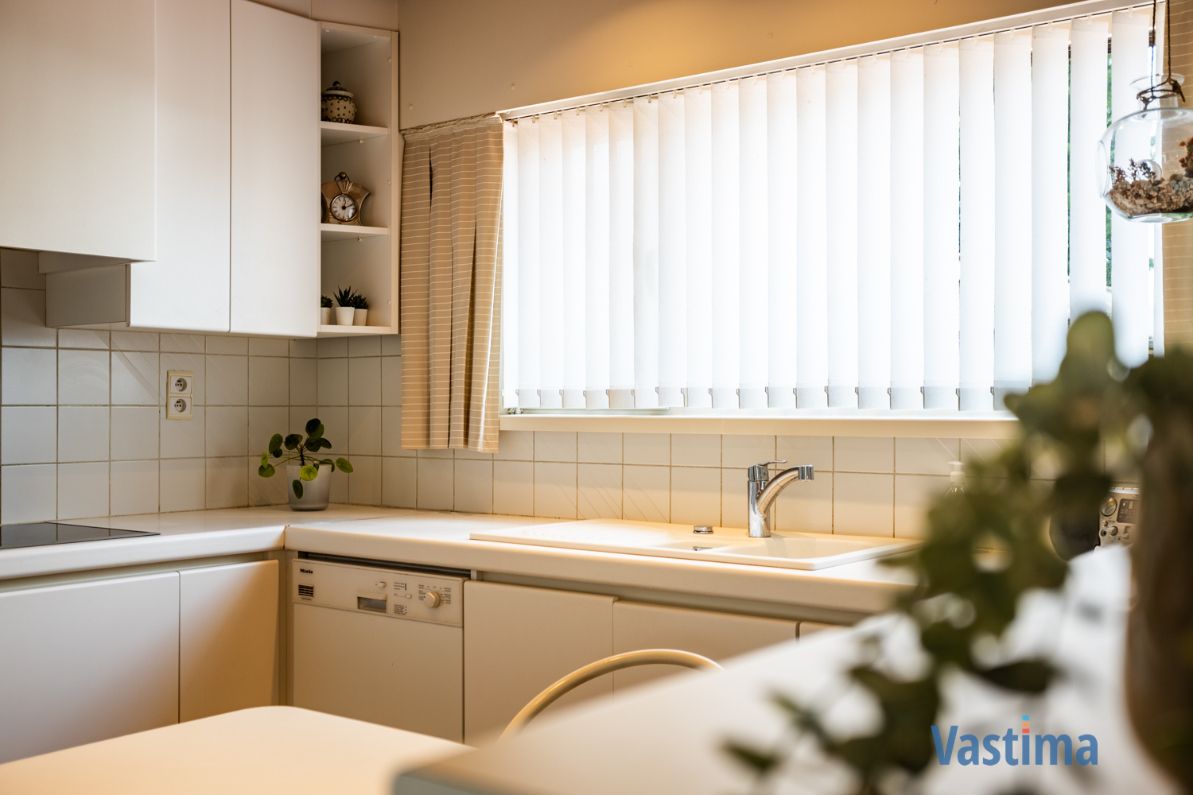 Halfopen gezinswoning met 3-4 slaapkamers en extra garage foto 12