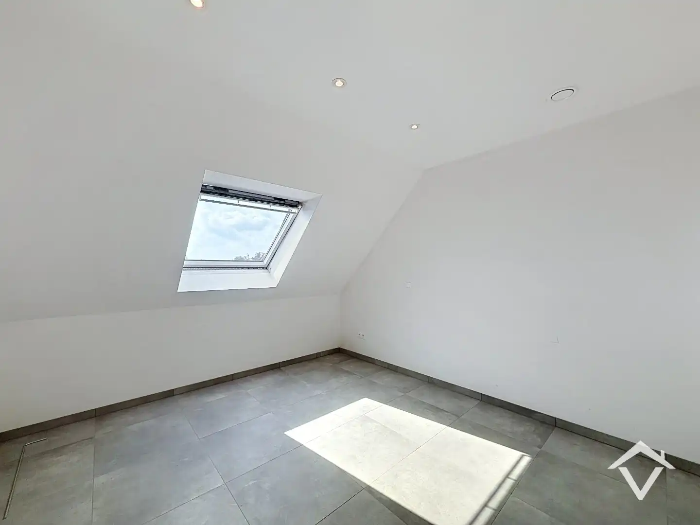 Centraal gelegen nieuwbouwwoning met 3 slaapkamers, tuin en overdekte autostaanplaats foto 28