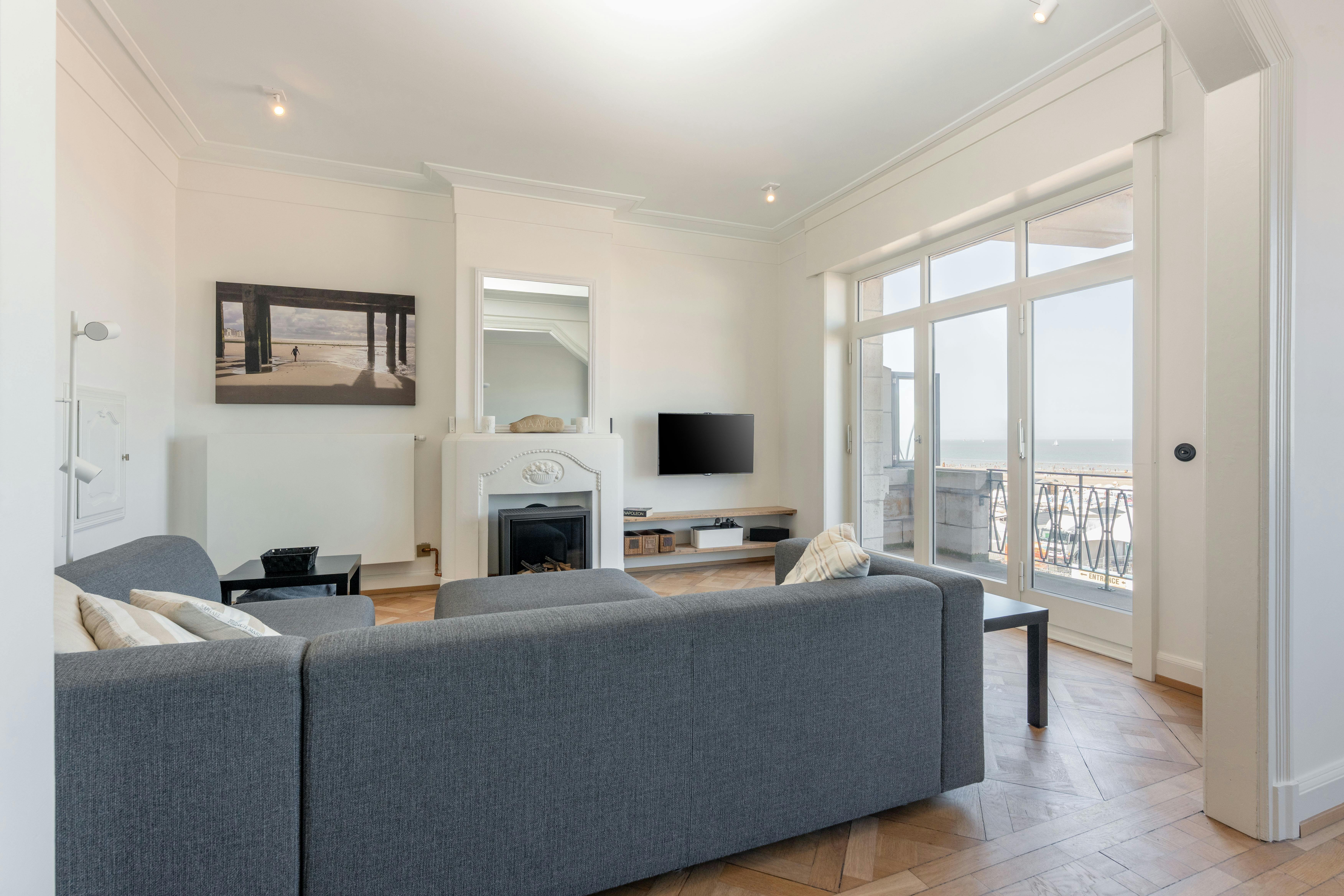 Uniek, historisch en ruim appartement te koop op de zeedijk  foto 2