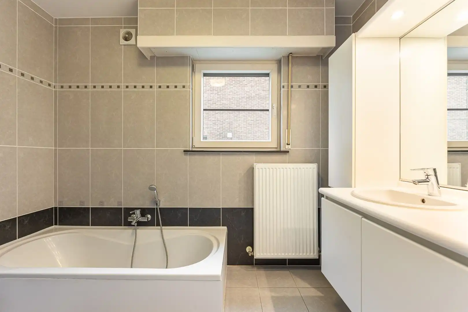 Ruim & licht appartement met zuidwest tuin. foto 14