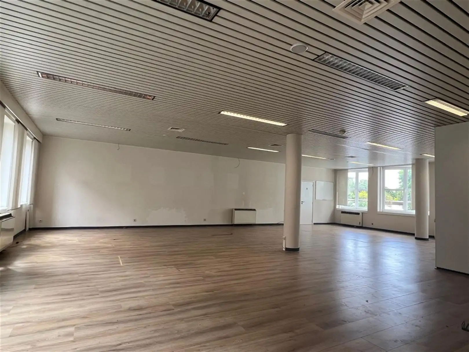 Kantoorgebouw gelegen aan de E19, A12 en E17 foto 4