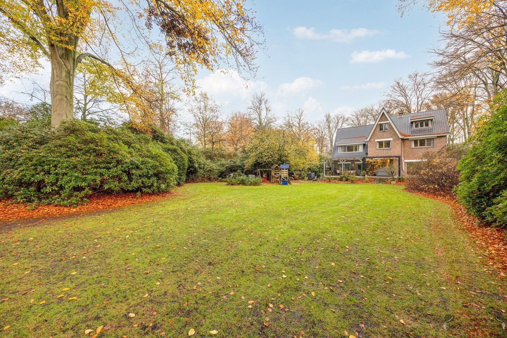 Exclusieve villa op 10.500 m² op residentiële toplocatie foto 26