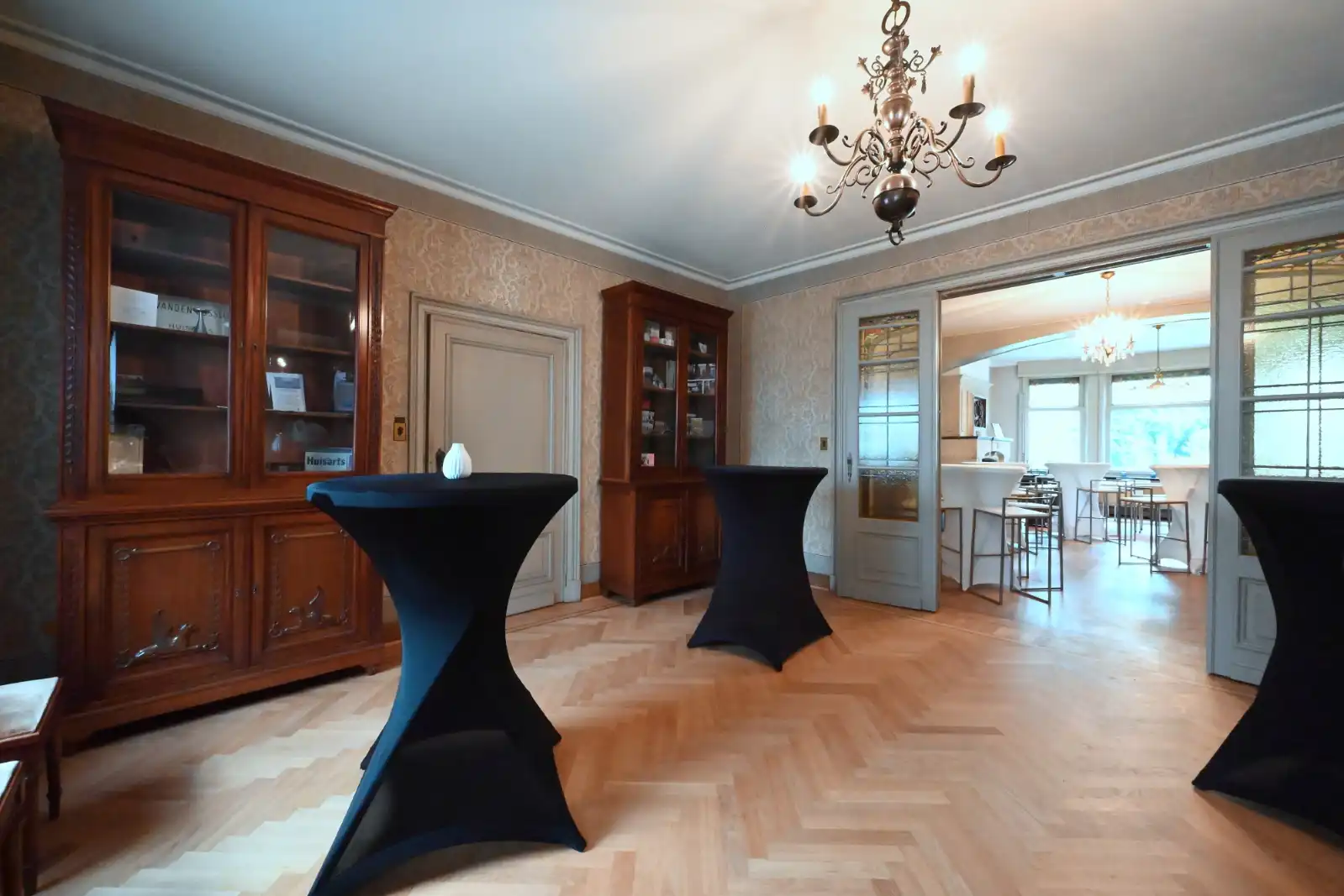 Herenhuis op de markt van Ardooie foto {{pictureIndex}}