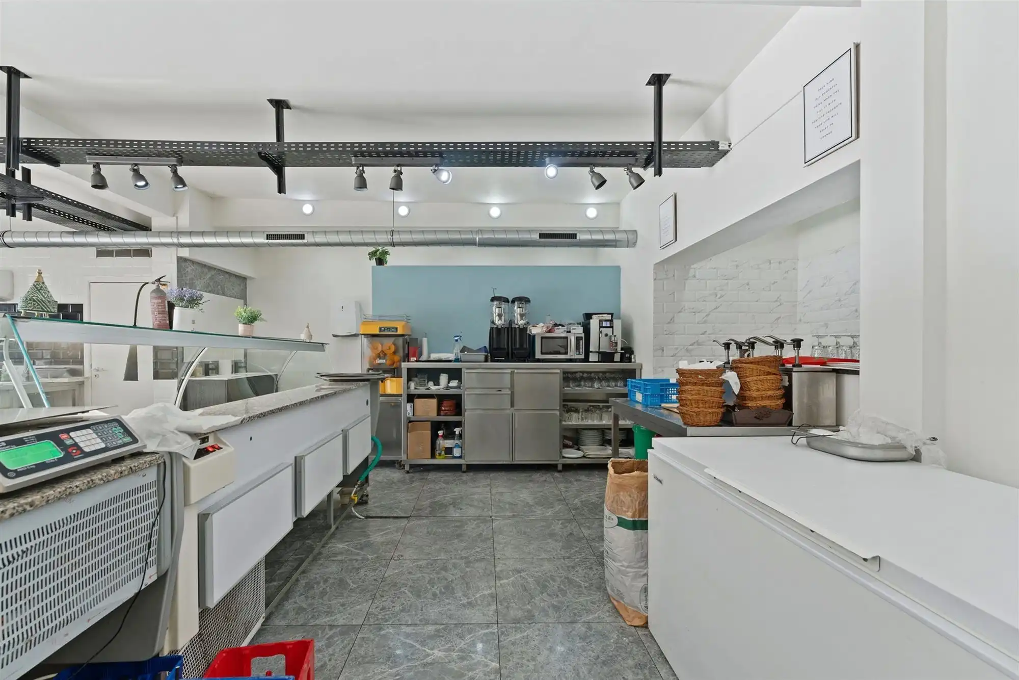 GERENOVEERD (2021) HANDELSPAND VAN 206 m2 MET EEN TE RENOVEREN BOVENLIGGEND APPARTEMENT (124 m2) MET 2 SLAAPKAMERS GELEGEN TE BERINGEN foto 6