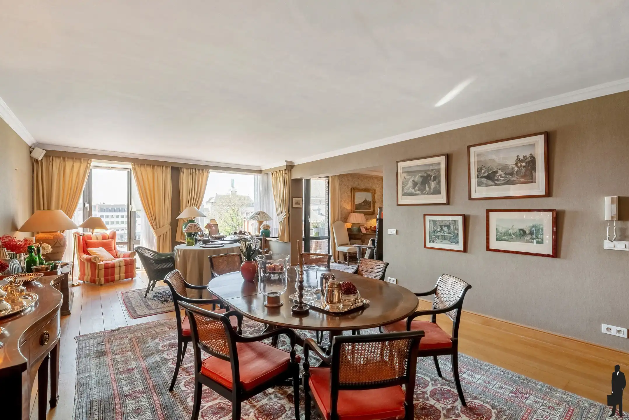 Exclusief appartement van 244m² op de Grote Markt foto 2