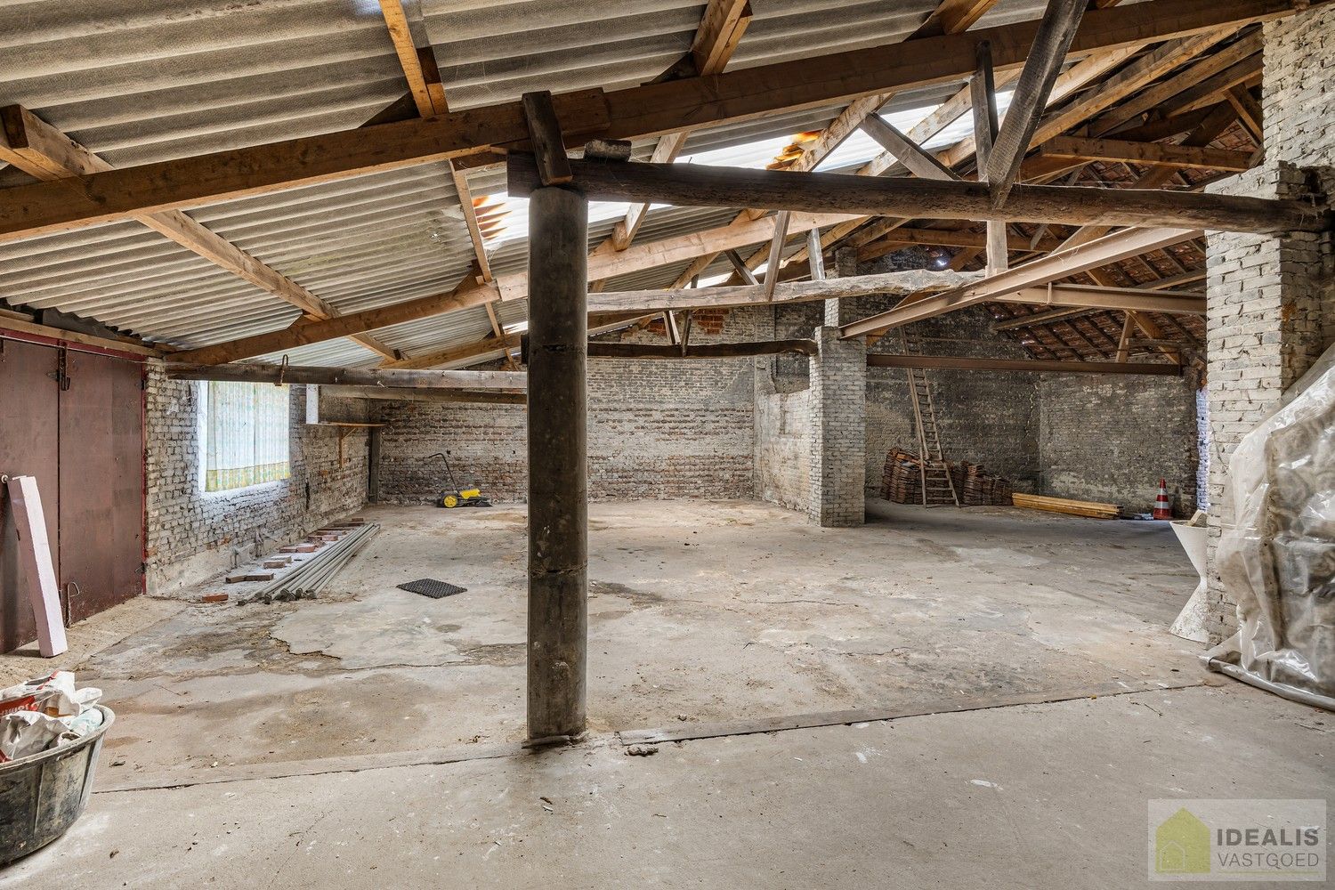 IDEALIS VASTGOED – LOODS/OPSLAGRUIMTE (+-220M²) UITERST GESCHIKT VOOR WIE OP ZOEK IS NAAR RUIMTE EN OPSLAG IN HET CENTRUM VAN PEER OP EEN ZEER GUNSTIGE LOCATIE! foto 6