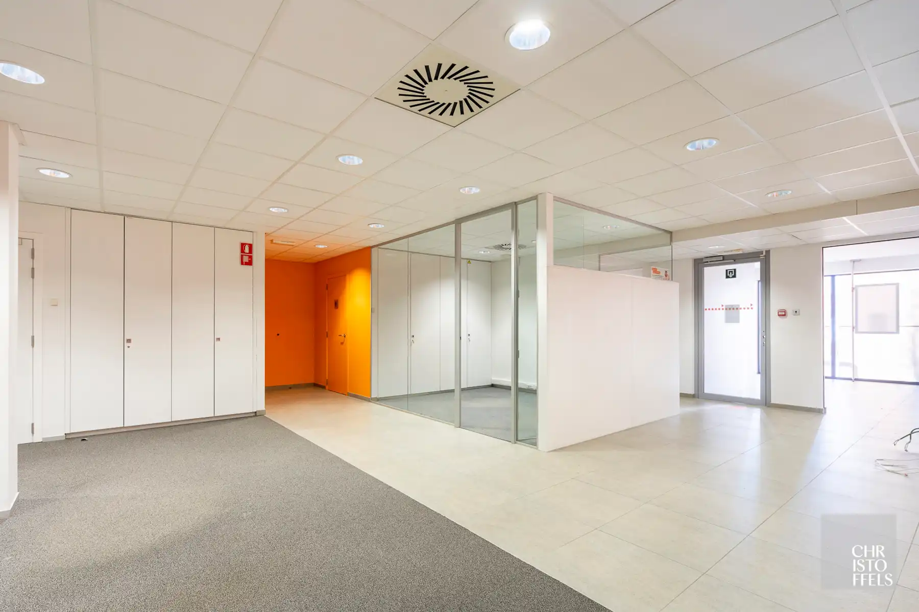 TE HUUR - Commerciële ruimte (271m²) mét parkeergelegenheid op een strategische locatie in Lanaken! foto 6