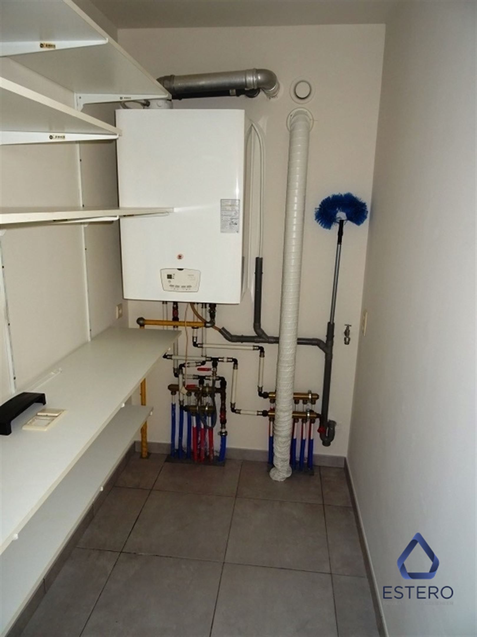 Leuk gelijkvloers appartement met groot terras, aangelegd tuintje en garagebox foto 7