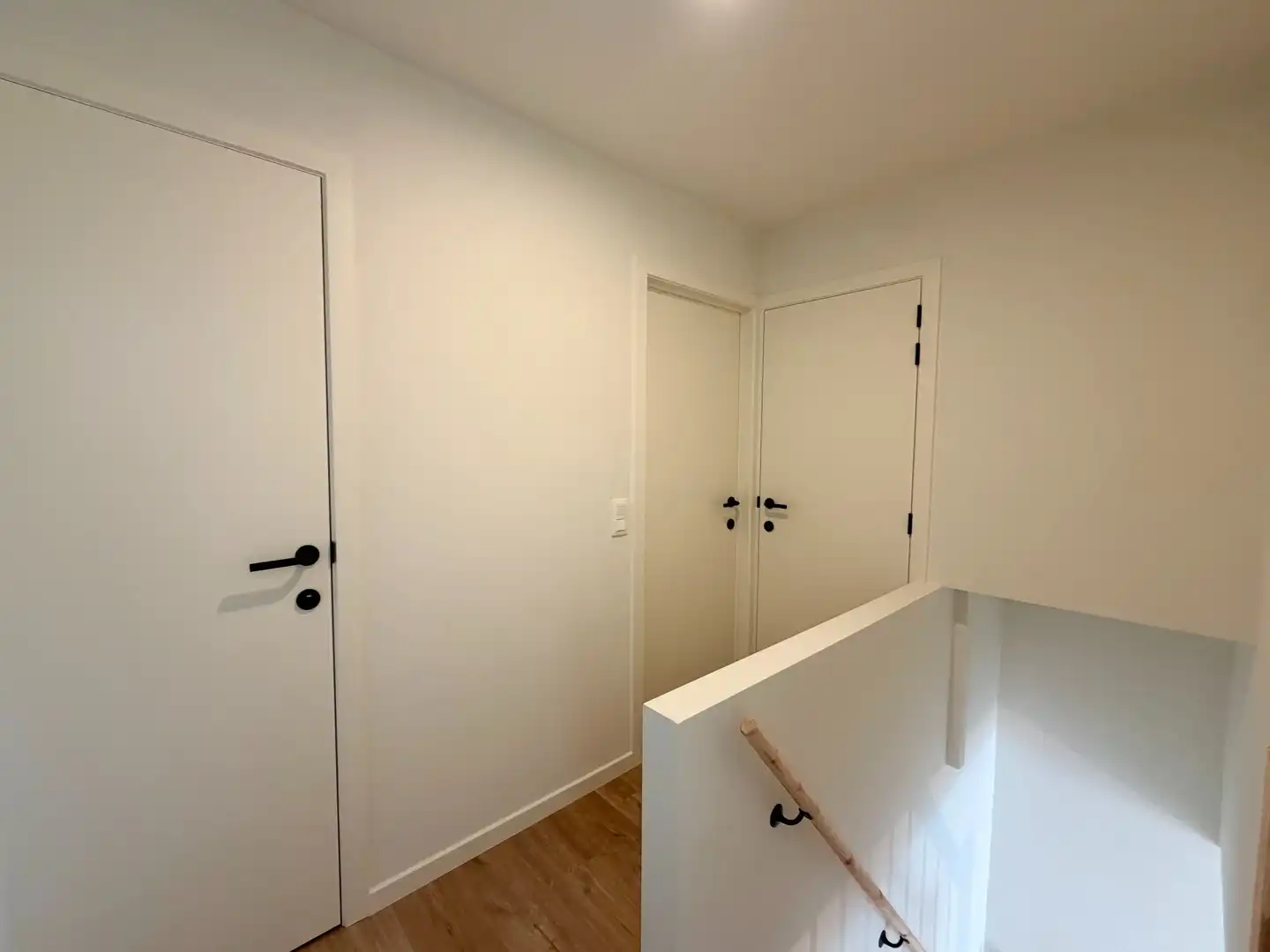 Volledig gerenoveerde woning vlakbij centrum Kortrijk met garage! foto 7