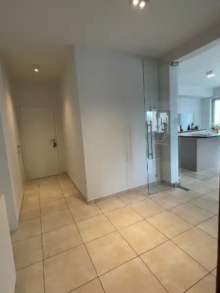 Instapklaar modern appartement met 2 slaapkamers en garage foto 2
