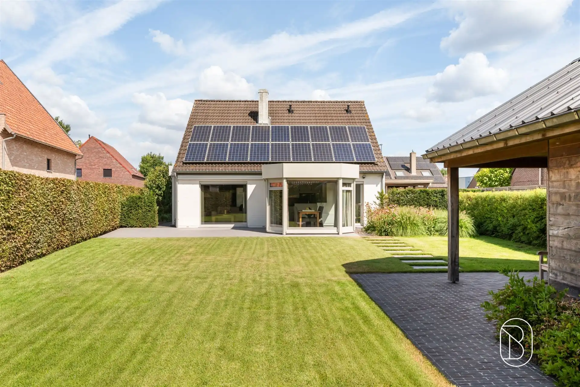 Toffe gezinswoning met prachtige tuin en bijgebouw.  foto 2