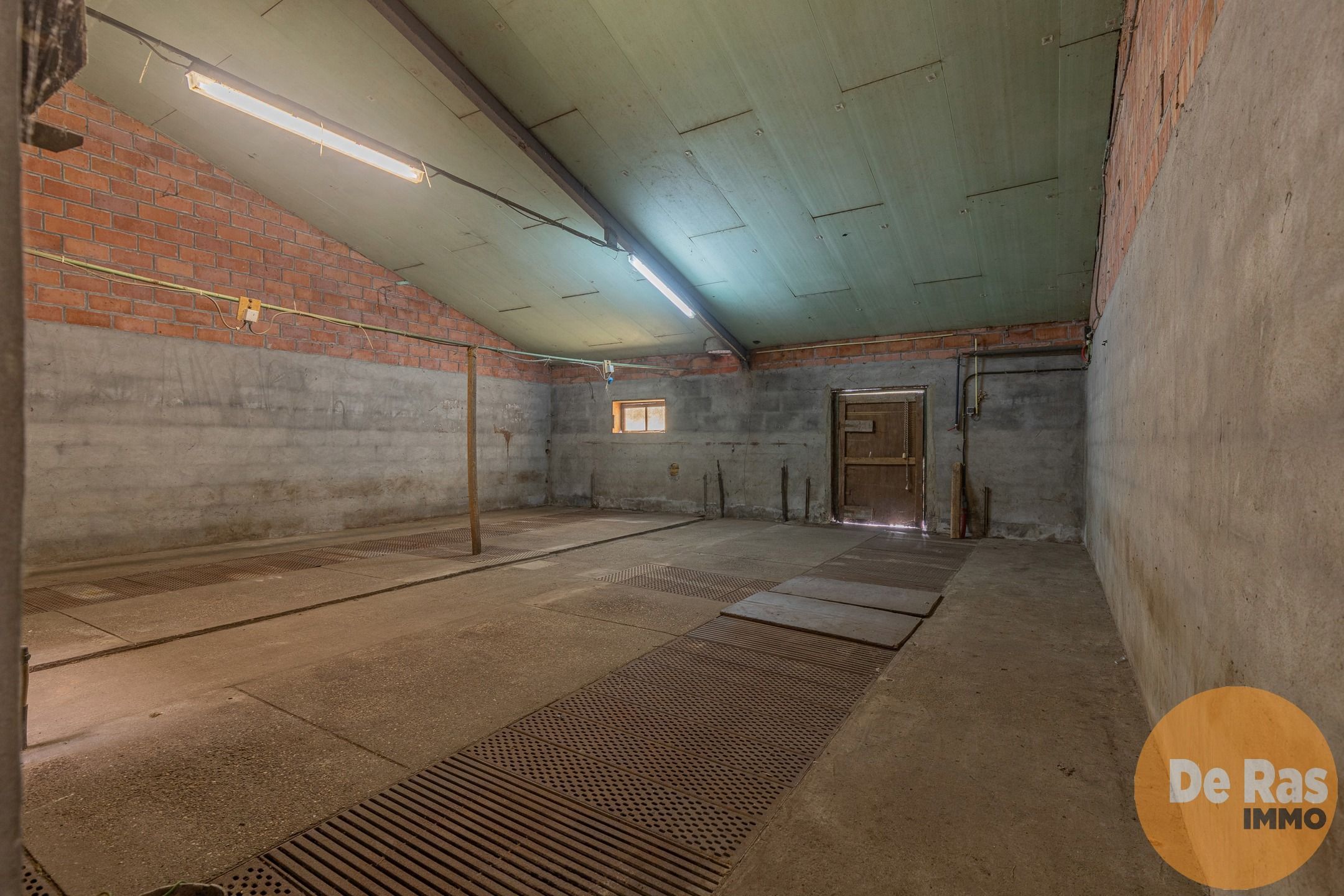 LOKEREN -Landelijk gelegen bedrijfswoning met stallencomplex foto 19