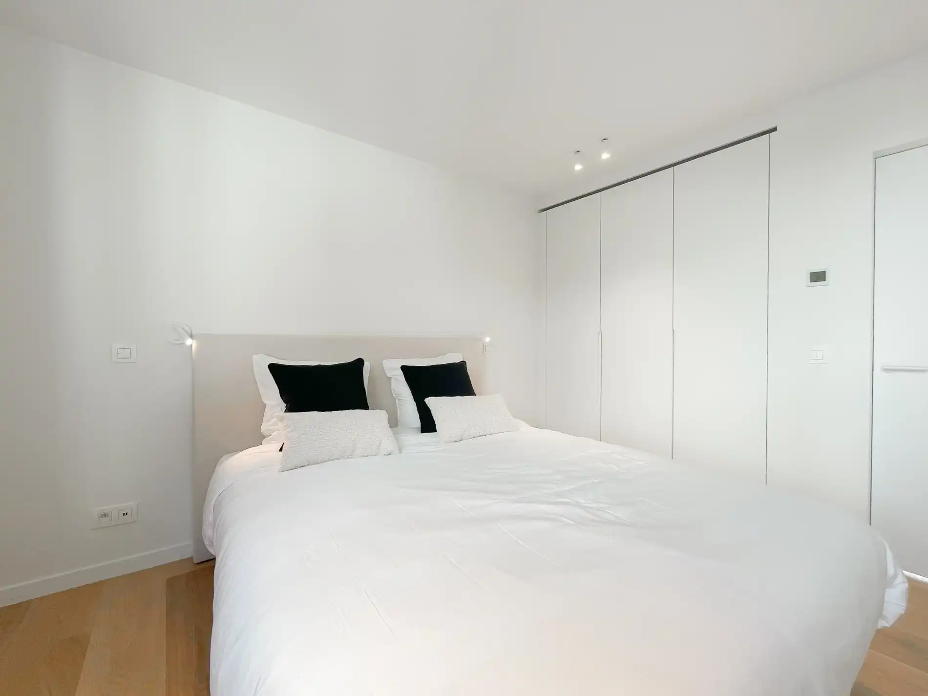 Exclusieve villa: Uitzonderlijk volledig gerenoveerde villa met frontaal zeezicht. foto 30