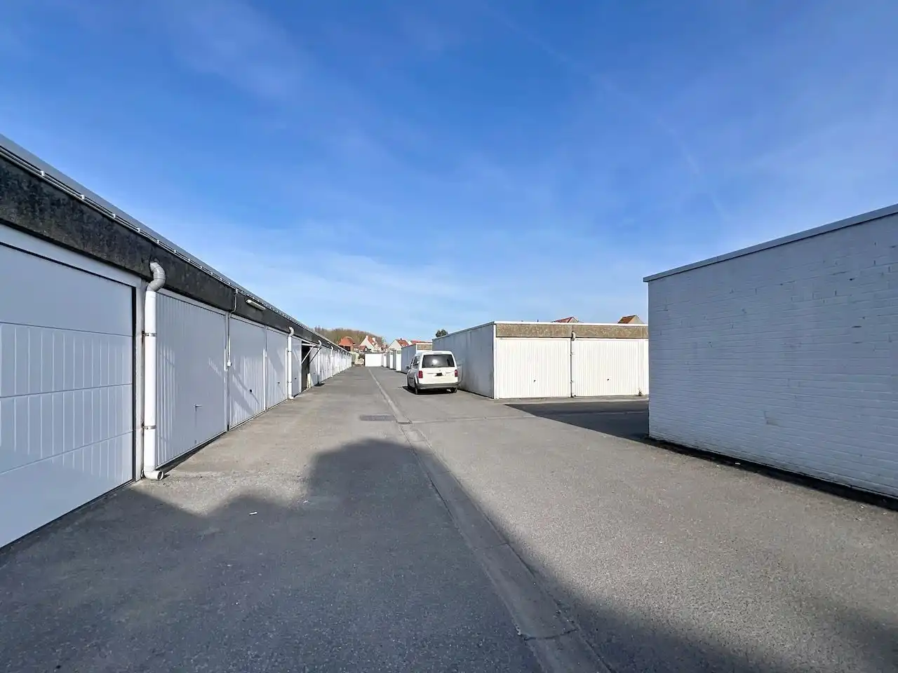 Afgesloten garage in de Peter Benoitlaan, makkelijk inrijdbaar. foto 4