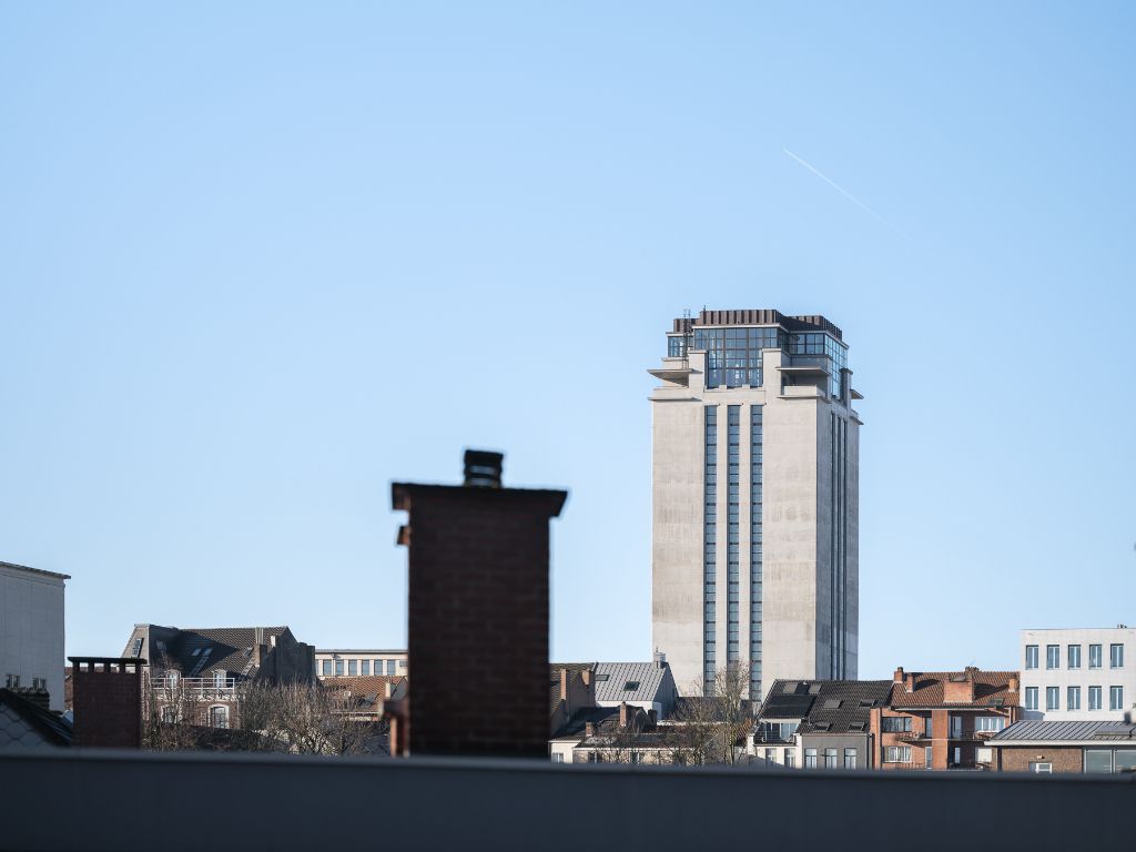 Instapklaar en ruim appartement met twee volwaardige slaapkamers en prachtig zicht op het Zuidpark. foto 15