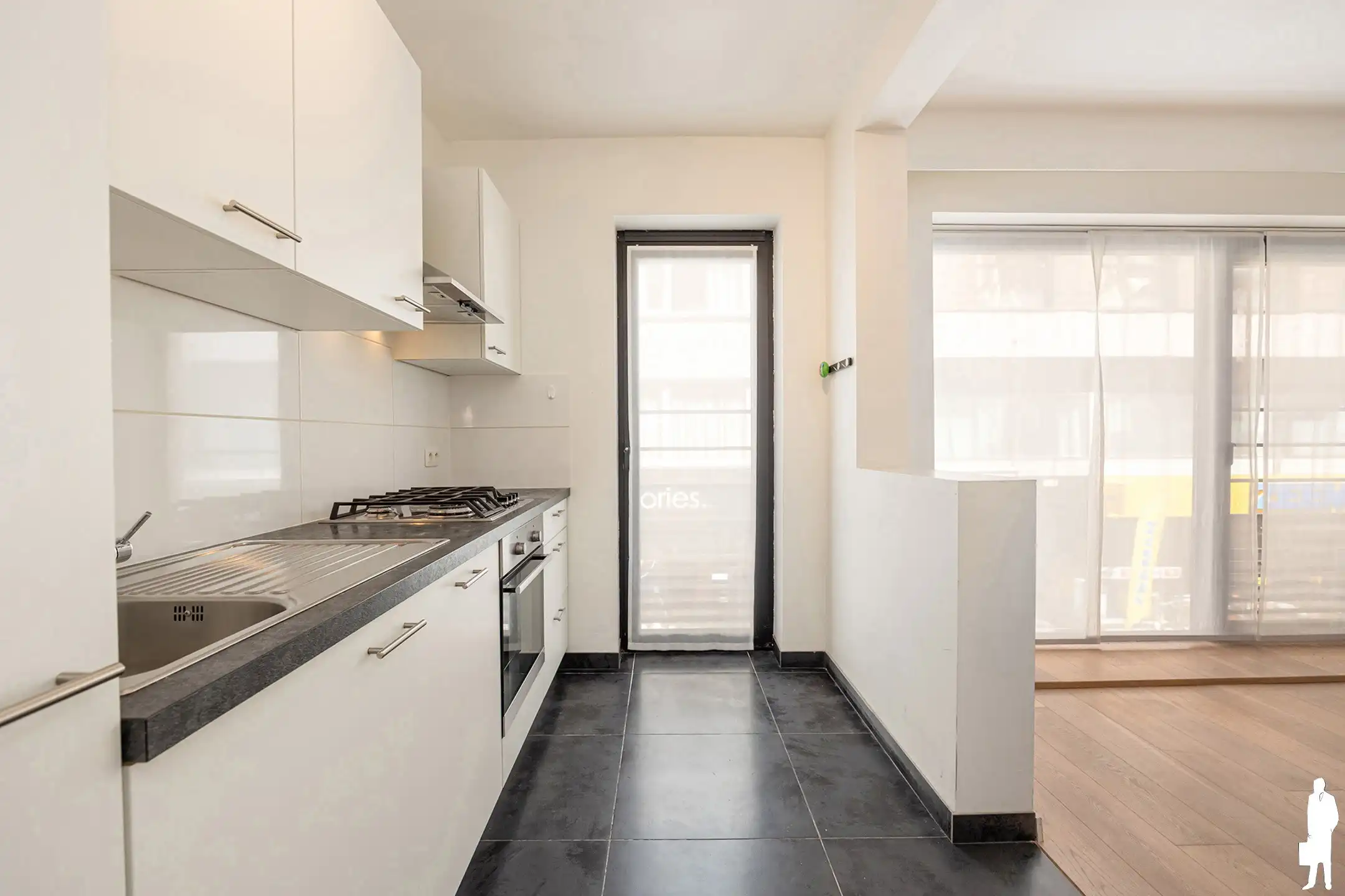 Gerenoveerd 1-slpkappartement met terras in hartje Beveren foto 5