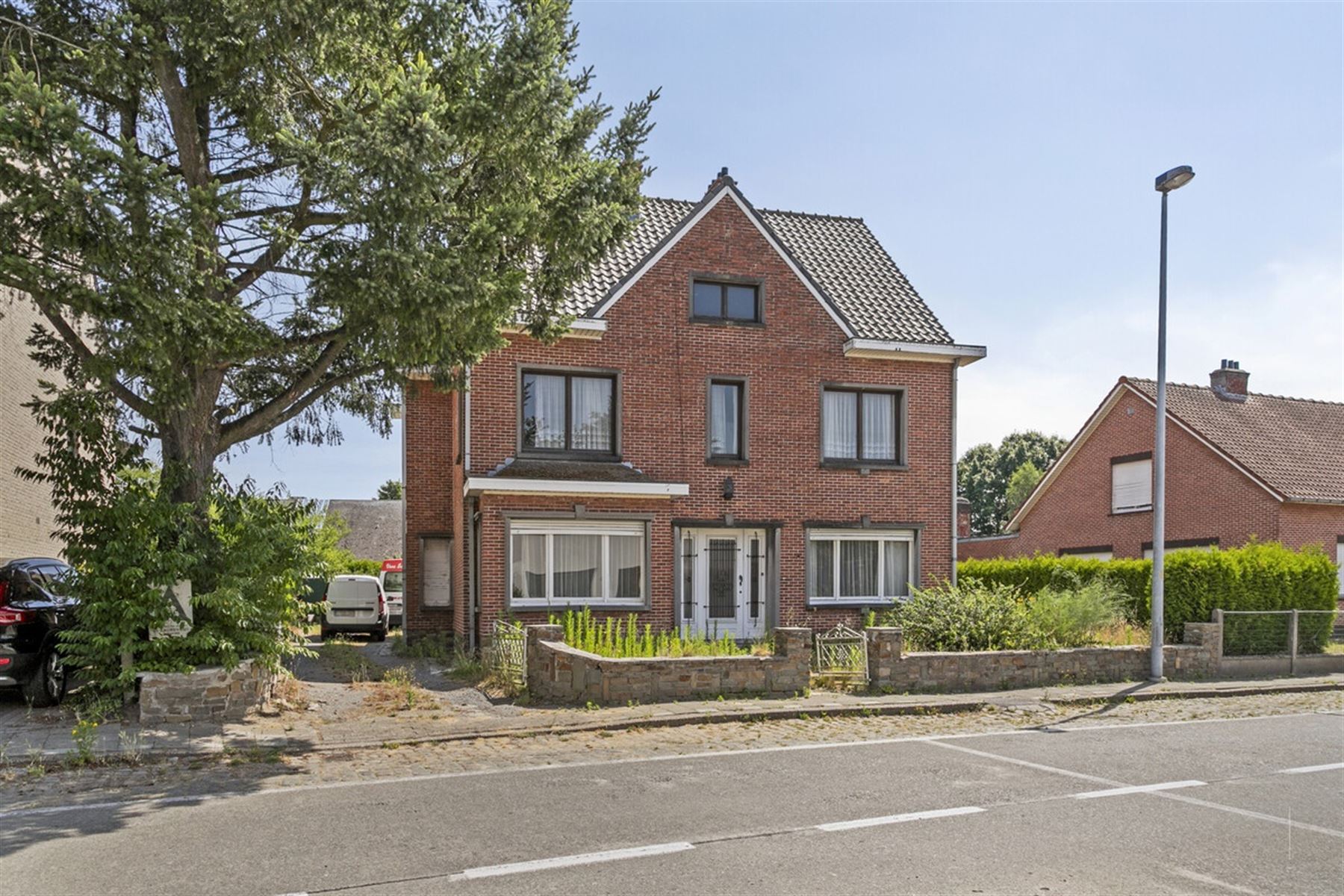 Hoofdfoto van de publicatie: Te renoveren woning met 4 slaapkamers op groot perceel