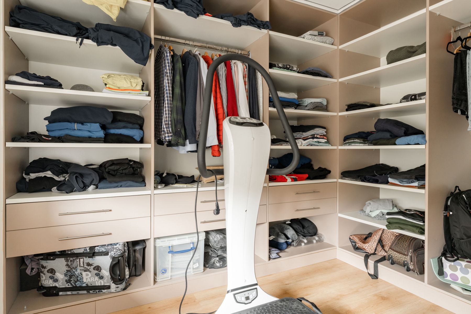 Ruime gerenoveerde woning met zwembad  foto 18