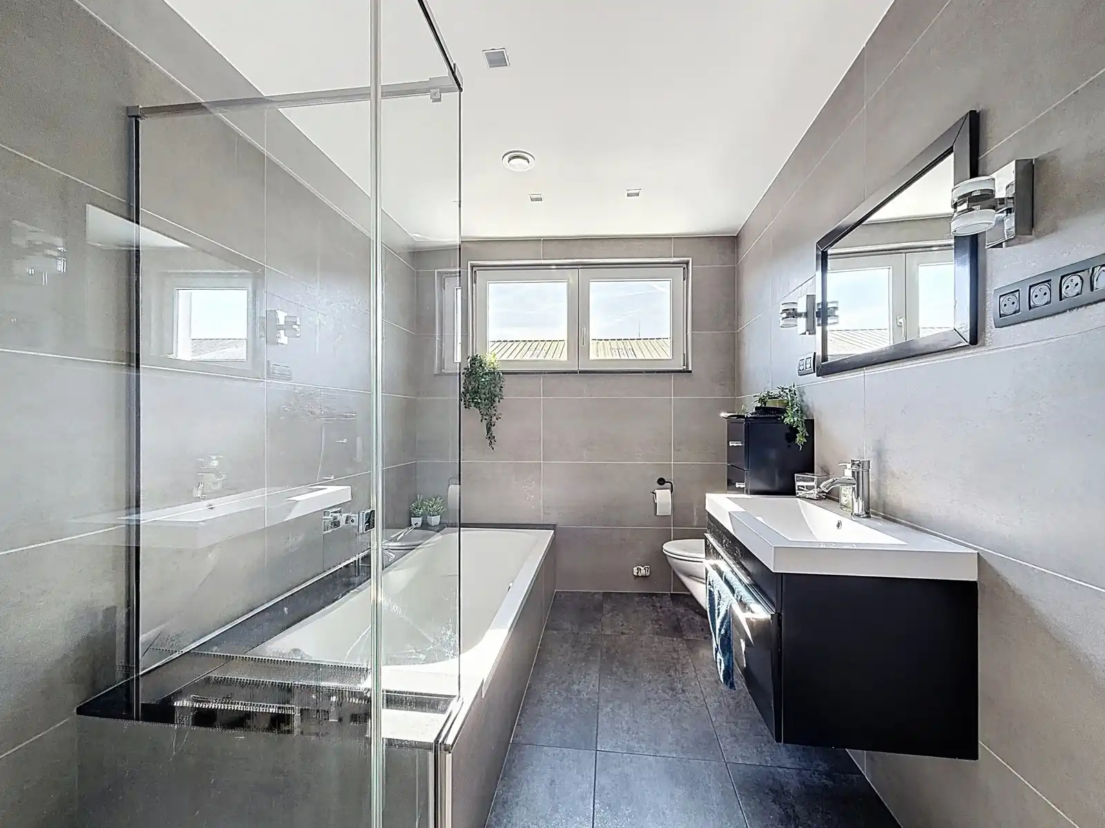 Ruime, Mooi Gerenoveerde Stadswoning met 3 SLPK én Tuin! foto 13