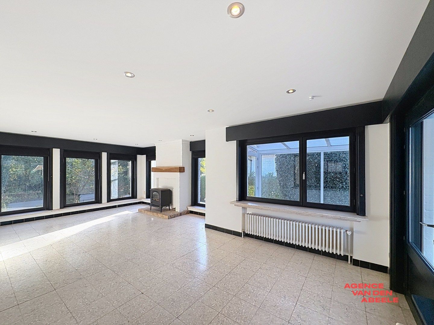 Ruime alleenstaande villa met grote tuin en veranda foto 3