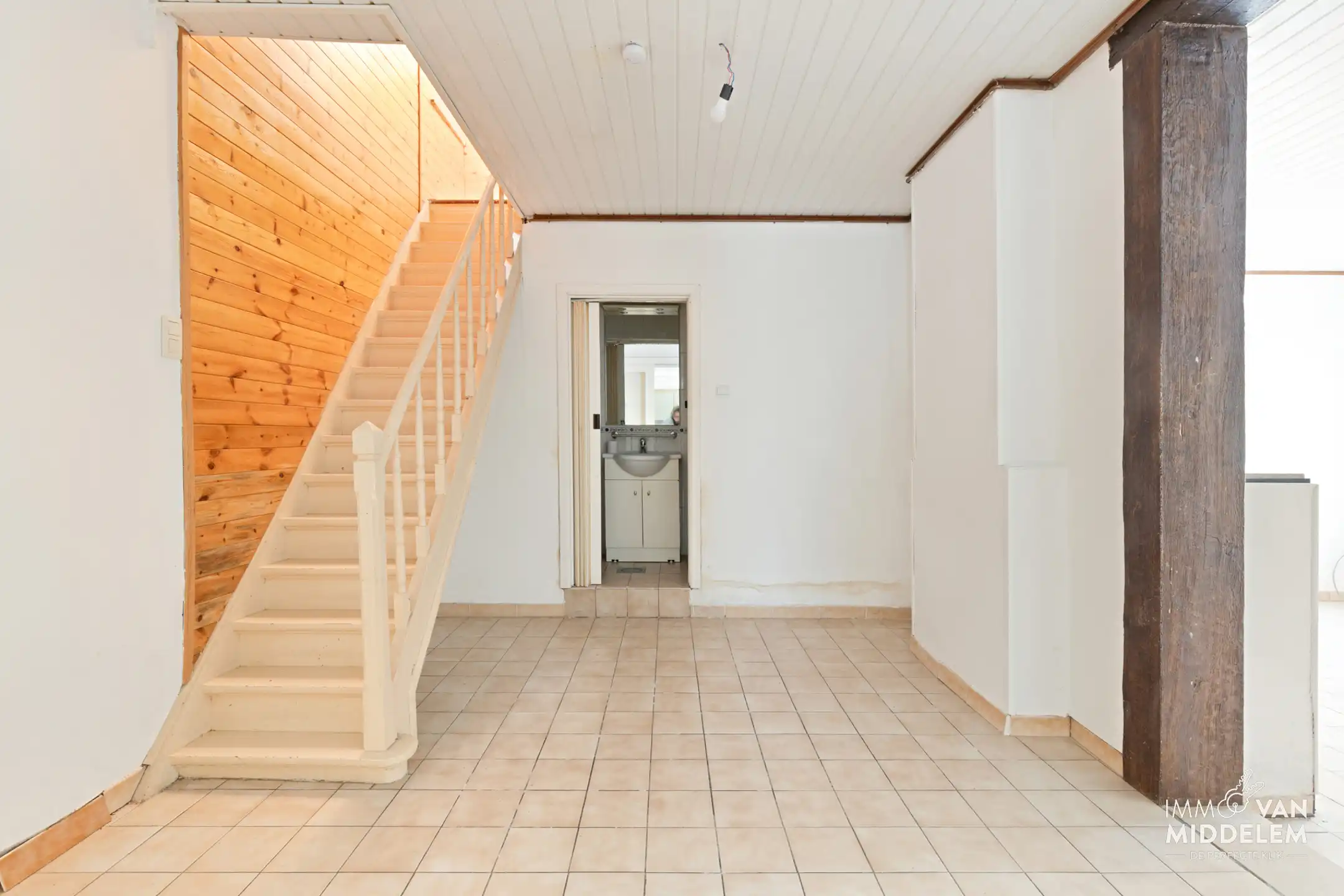 TE RENOVEREN STARTERSWONING MET 2 SLAAPKAMERS EN GARAGE foto 6